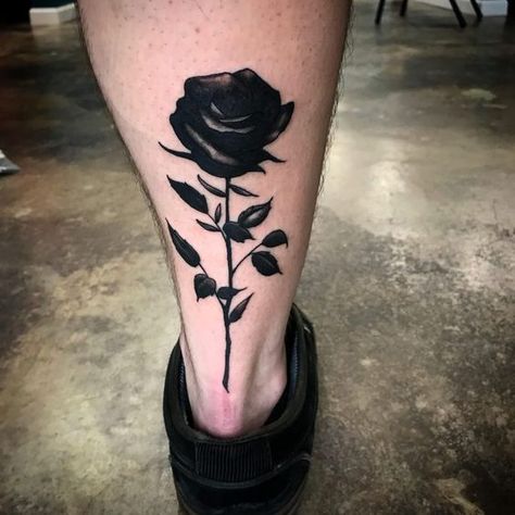 50+ Ideen für Rosen Tattoo - das Symbol der wahren Liebe - Tattoos - ZENIDEEN|#tattoo #handtattoo #tattoos #rosetattoo #tattoorose 638 Black Rose Tattoo Meaning, Rose Tattoo On Side, Dark Roses Tattoo, Noir Tattoo, Black Rose Tattoo, Rose Tattoo Meaning, White Rose Tattoos, Rose Tattoos For Men, Black Rose Tattoos