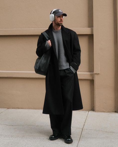 DANIEL SIMMONS | 📸 | Instagram Nyc Outfits Men, Daniel Simmons Outfit, Coat Men Outfit, Men Coat Outfit, Men's Casual Outfits Winter, Black Outfit Winter, Daniel Simmons, Black Coat Outfit, Casual Sporty Outfits