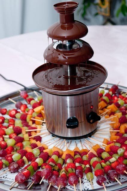 Chocolate Fountain Bar, Chocolate Fountain Recipes, Fruit Buffet, Fruit Chocolate, Fondue Party, Chocolate Fountain, Fingerfood Party, Fruit Bar, Chocolate Chocolate