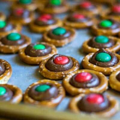 Rolo Pretzels, Christmas Recipes For Kids, Buns In My Oven, Holiday Treats Christmas, Easy Holiday Treats, Christmas Recipes Easy, Peanut Butter Blossoms, Christmas Candy Recipes, Chocolate Pretzels