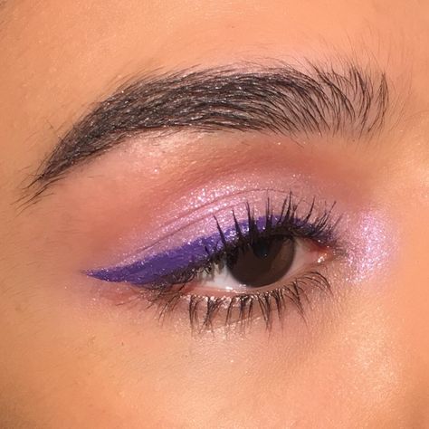 Nushafarin Saidi on Instagram: “Lilac dreams. Palette: make-up revolution unicorns heart Eyeliner: NYX strictly vinyl in extra . . . . #makeup #makeuplook #inspiration…” Heart Eyeliner, Extra Makeup, Make Up Color, Purple Eyeliner, Maquillage On Fleek, Purple Eye Makeup, Eyeliner Styles, Cool Makeup Looks, Eye Makeup Designs