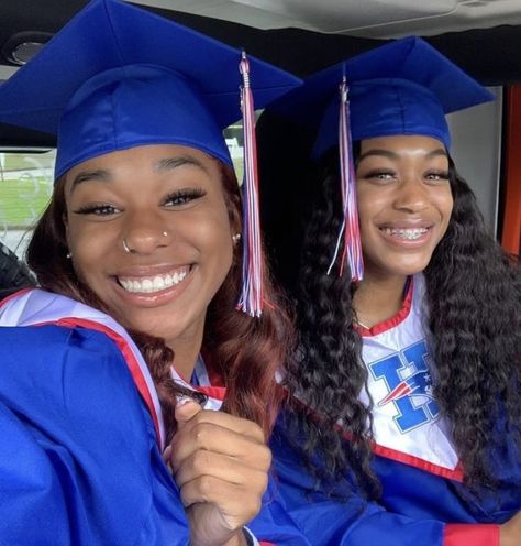 Best Friend Graduation Pictures, Friend Graduation Pictures, Graduation Pictures Black, Graduation Vibes, Bff Vibes, Graduation Goals, Best Friend Graduation, Bsf Goals, Cap And Gown Pictures