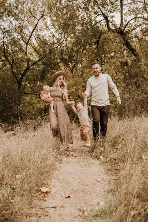 Fall Pasture Family Pictures, Fall Family Photo Location Ideas, Family Photos Mountains Fall, Fall Nature Family Pictures, Family Photo Poses Desert, Family Park Photoshoot Ideas, Cute Fall Photoshoot Ideas Family, Fall Family Photos Poses With Toddler, Family In Field Photography