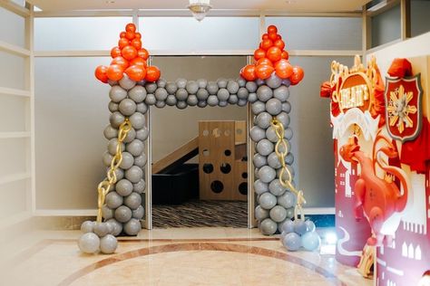 Medieval Balloon Arch, Medieval Times Party Ideas, Dragon Balloon Arch, Castle Theme Party, Medieval First Birthday, Princess And Dragon Birthday Party, Castle Party Decorations, Knights Birthday Party Ideas, Castle Theme Birthday Party