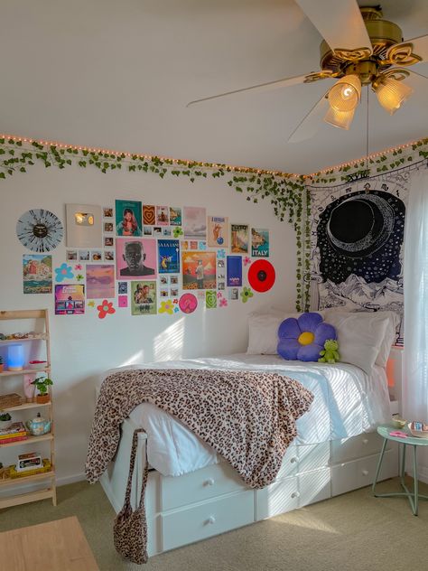 Chambre Indie Kid, Room Vibe Ideas, Aesthetic Bedroom Wall Ideas, Bedroom Indie Aesthetic, Room Inspiration Bedroom Colorful, Cute Retro Room Ideas, Aesthetic Room Ideas Indie, Bedroom Inspo Indie, Colorful Indie Room