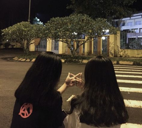 Bff Pfp Matching Aesthetic, Best Friend Match, Best Friend Pictures Tumblr, Korean Best Friends, Friend Pictures Poses, Best Friend Poses, Best Friends Shoot, Friend Poses Photography, Best Friends Aesthetic