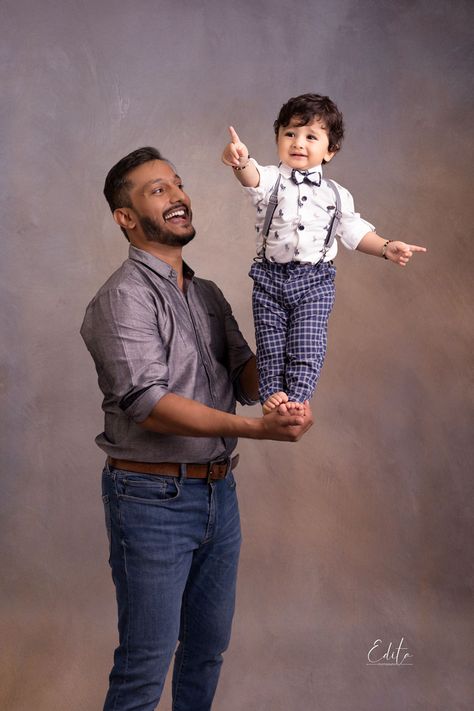 Father is holding 1 year baby standing on daddy’s hands Son And Father Photography, Father’s Day Photoshoot, Dad And Son Photoshoot, Dad And Son Photography, Father Son Photoshoot, 1 Year Baby Photo Shoot, Father And Son Photoshoot, Father And Son Photography, Dad Son Photography