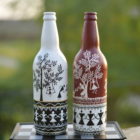 Hobby Ideas on Instagram: “Reciting an entire tale on a bottle with just two colours through her art! We love this Warli bottle artwork created by @tohfafactory using…” Warli On Bottle, Madhubani Painting On Bottle, Bottle Warli Art, Warli Art Bottle Painting, Bottle Art Warli Painting, Creative Bottle Art, Aesthetic Bottle Art Ideas, Painting Ideas On Bottles, Warli Bottle Art