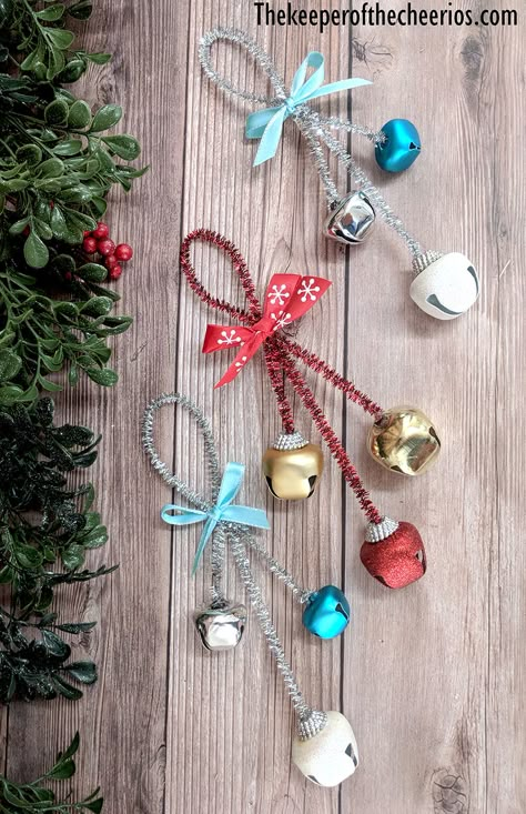 How To Tie Bells Together, Jingle Bell Christmas Decorations, Jingle Bell Ornaments Diy, Bell Ornaments Christmas Diy, Diy Christmas Bells Decorations, Christmas Bells Craft, Bell Ornaments Diy, Bell Crafts, Jingle Bells Diy