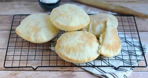 Découvrez la recette de Pain pita maison à faire en 30 minutes. Dans un saladier, versez la farine et faites un puits. Ajoutez le sucre, le sel, l’huile d’olive et la levure boulangère. Versez l’eau tiède petit à petit tout en mélangeant l’ensemble jusqu’à obtenir une boule de pâte. Mettez le pâton sur un plan de travail puis commencez à pétrir la… Pita Pocket Recipes, Bread Recepies, Pane Naan, Pita Bread Recipe, Pain Pita, Homemade Bread Recipes Easy, Easy Food Art, Easy Bread Recipes, Fair Food Recipes