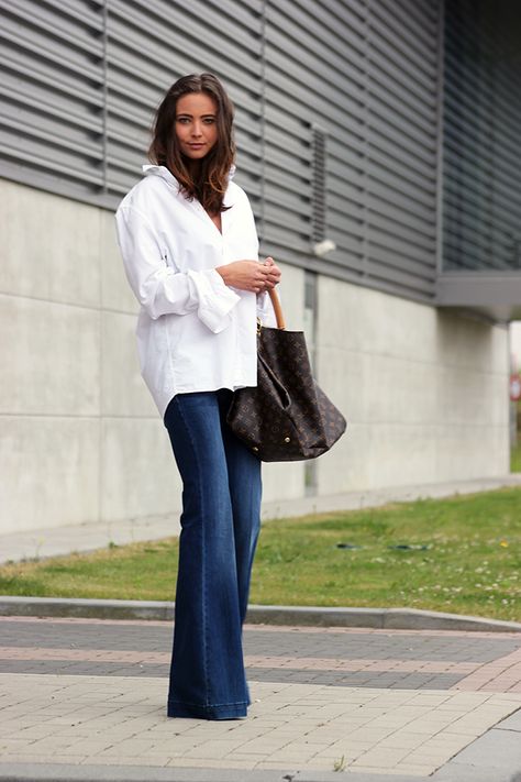 White Shirt And Flare Jeans Outfit, White Shirt With Bell Bottom Jeans, White Flare Denim Jeans, Chic White Denim Flare Jeans, Luxury White Chic Flare Jeans, Oversized Denim Shirt Outfit, Luxury White Flare Jeans, White Oversized Shirt, Wide Leg Jeans Outfits