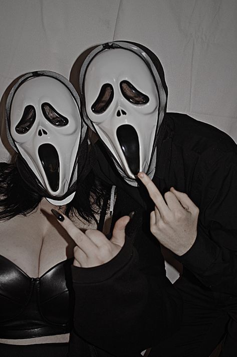 #goth #gothgirl #ghostface #scream #halloween #coupleportrait #couplehalloweencostumes #halloweencostume Ghostface Couple Photoshoot, Ghostface Couple Pics, Ghost Face Couple Photos, Belladonna Aesthetic, Female Ghostface Costume, Ghostface Couple, Female Ghostface, Ghostface Costume, Scary Couples Halloween Costumes