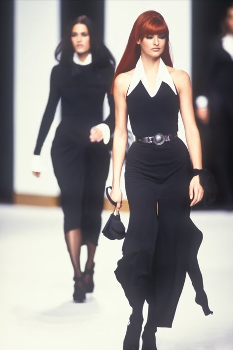 Karl Lagerfeld SS/1992 | Model Linda Evangelista Vintage Runway Fashion, 90s Runway Fashion, Runway Fashion Couture, Vintage Runway, Runway Outfits, Linda Evangelista, Looks Street Style, Looks Black, Mode Vintage