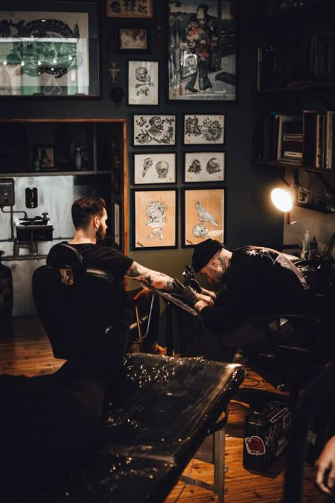 Tattooing Aesthetic, Tattoo Artists Aesthetic, Tattoo Studio Aesthetic, Tattoo Shop Aesthetic, Tattoo Artist Aesthetic, Cover Ups Tattoo, Tattoo Room, Tattoo Shop Interior, Tattoo Photoshoot