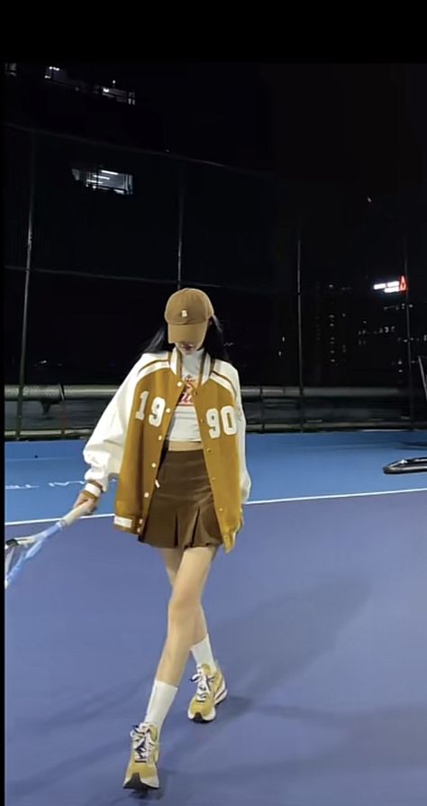 Varsity Jacket Outfit Aesthetic, Jersey Jacket Outfit, Ootd Varsity, Varsity Jacket Aesthetic, College Style Outfits, Varsity Jacket Outfit, Outfit Korean, Cold Outfits, Jersey Outfit