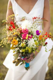 I love how colorful this is Rainbow Wedding Theme, Bouquet Champetre, Colorful Wedding Bouquet, Deco Champetre, Bouquet Bride, Rainbow Wedding, Wildflower Bouquet, Diy Wedding Flowers, Wildflower Wedding