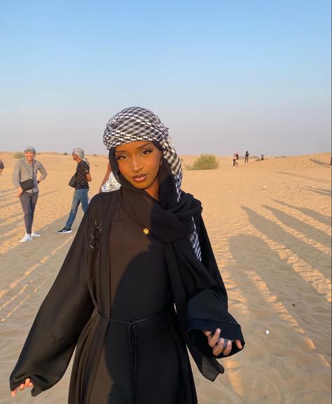 Keffiyeh Outfit, Head Scarf Outfit, Vaca Outfits, Christian Veiling, Africa Chic, Arab Scarf, Obx Dr, Modest Fashion Hijab, Hijabi Aesthetic