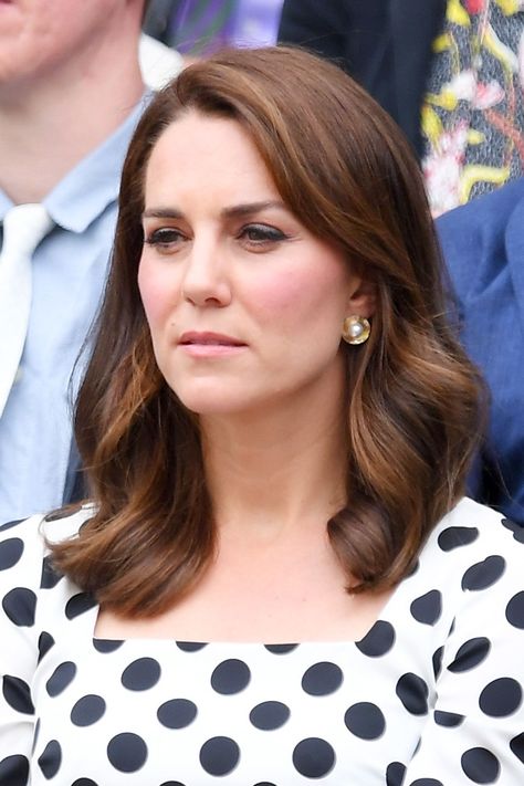 37 Times Kate Middleton Had Glorious, Glorious Hair Kate Middleton Makeup, Kate Middleton Stil, Hairstyle For Short Hair, Hairstyle For Short, Düşes Kate, Side Bun Hairstyles, Princesse Kate Middleton, Looks Kate Middleton, Kate Middleton Hair