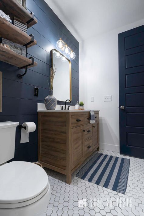 Masculine Coastal Bathroom, Naval Bathroom, Small Navy Bathroom, Navy Blue Bathroom Ideas, Navy Bathroom Ideas, Guests Bathroom, Navy Blue Bathroom, Boy Bathroom