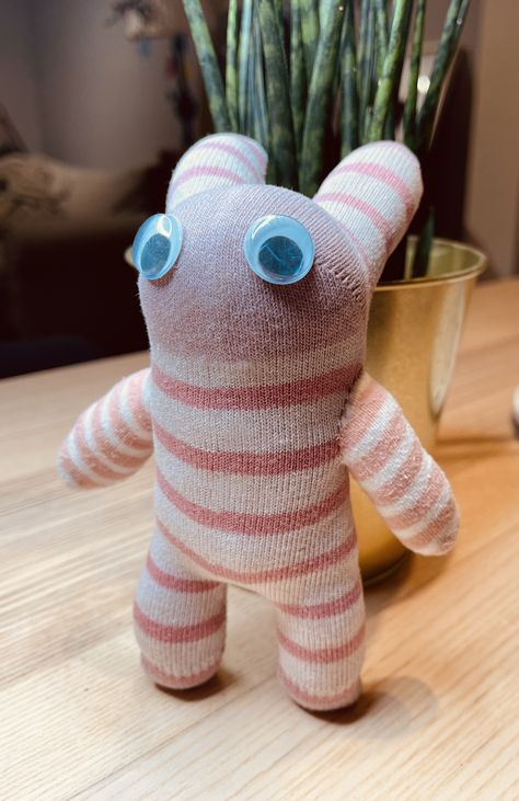 Monster that can be easily made out of old socks Easy Sock Animals, Old Socks Ideas, Sock Stuffies, Sock Animals Diy, Sock Monsters, Sock Creatures, Sock Ideas, Sock Animals Patterns, Cow Socks