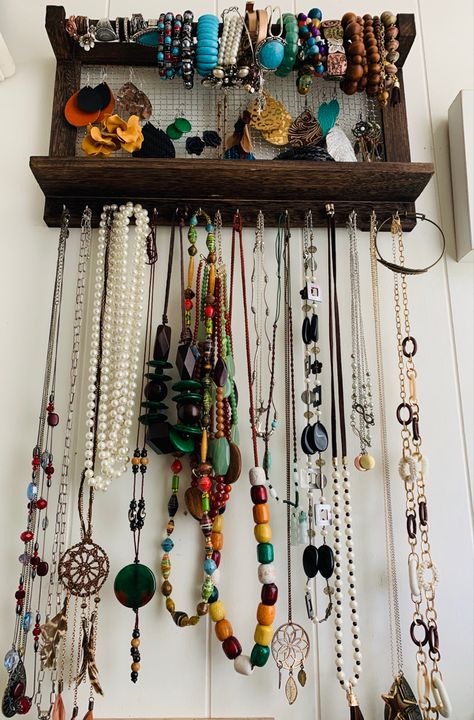 Rustic Wooden Jewerly Shelf Vintage Necklace Holder, Wooden Necklace Holder, Diy Wood Jewelry Holder, Vintage Jewelry Holder, Jewellery Stand Diy, Necklace Storage Ideas, Necklace Display Ideas, Necklace Wall Display, Homemade Jewelry Holder