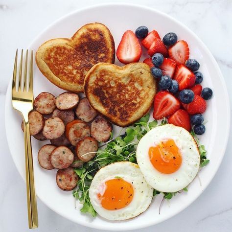 Cute Breakfast Ideas For Mom, Heart Shaped Pancakes Aesthetic, Breakfast For 2 Aesthetic, Breakfast Love Romantic, Heart Shape Pancakes, Breakfast Ideas For My Husband, Cute Breakfast For Boyfriend, Breakfast Ideas Couple, Fancy But Easy Breakfast