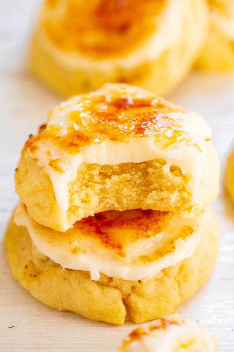 Crème Brûlée Cookies - Super SOFT sugar cookies topped with tangy cream cheese frosting and caramelized sugar!! If you're a crème brûlée fan, you're going to LOVE these cookies! So many INCREDIBLE flavors and textures in every bite!! Creme Brulee Cookie Recipe, Creme Brulee Cookie, Brulee Desserts, Creme Brulee Desserts, Cookies And Cups, Brulee Recipe, Creme Brûlée, Cookie Recipe Ideas, Soft Sugar