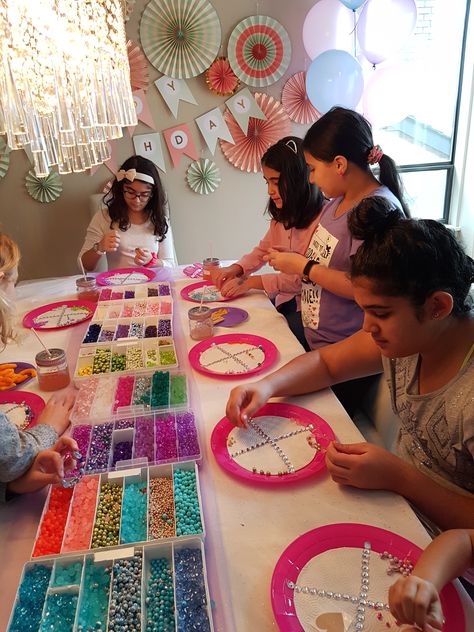 Bracelet Making Party Table, Bracelet Party Ideas, Bracelet Making Station Party, Bracelet Making Party, Jewelry Making Birthday Party, Birthday Party Craft Ideas, Bracelet Buisness, Beading Workshop, Birthday Parties For Girls