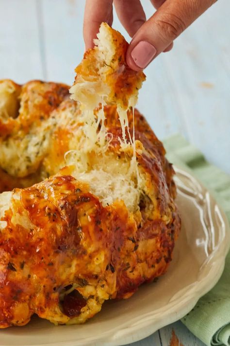 Cheesy Monkey Bread, Cheese Monkey Bread, Savory Monkey Bread, Pizza Monkey Bread, Bubble Bread, Cinnamon Roll Monkey Bread, Cheese Pull, Monkey Bread Recipe, Bigger Bolder Baking