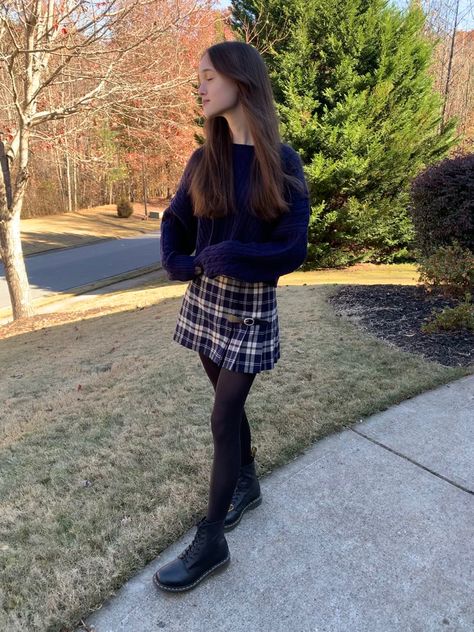 Ida Sweater Brandy, Brandy Plaid Skirt, Brandy Melville Buckle Skirt, Brandy Melville Fall Aesthetic, Brandy Melville Outfits Skirt, Brandy Melville Fall Outfits, Altered State Outfits, Brandy Melville Outfits Winter, Brandy Melville Skirt Outfits