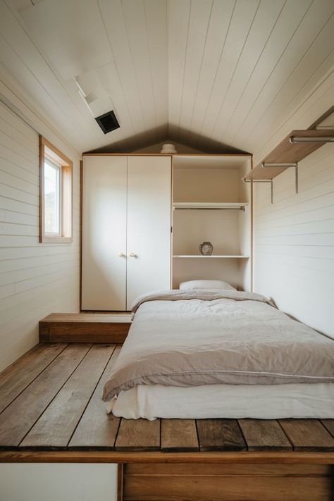 16 Brilliant Tiny House Bedroom Minimalist Ideas That Maximize Space Bedroom Minimalist Ideas, Tiny House Bed Ideas, Bed Tiny House, Minimalist Tiny House, Tiny House Bed, Tiny House Bedroom Ideas, Bedroom Tiny House, Minimalist Loft, Minimalist Window