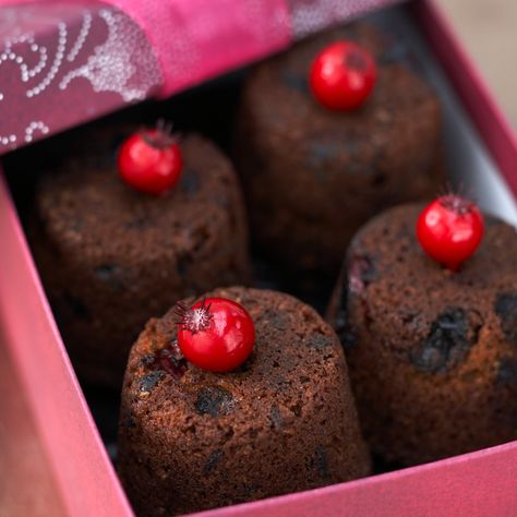 These little puds are truly festive delights. Mini puddings look very impressive and you can make this pudding recipe ahead and heat for 25 minutes on the day. They are also perfect as a Christmas gift,@simply wrap the pudding in greaseproof paper then tie in a muslin square and@add a sprig of holly with raffia for the festive look. Amazing Christmas Desserts, Mini Christmas Puddings, Cook Vegetarian, Xmas Pudding, Christmas Pudding Recipes, Family On Christmas, Christmas Puddings, Vegan Christmas, Fall Food