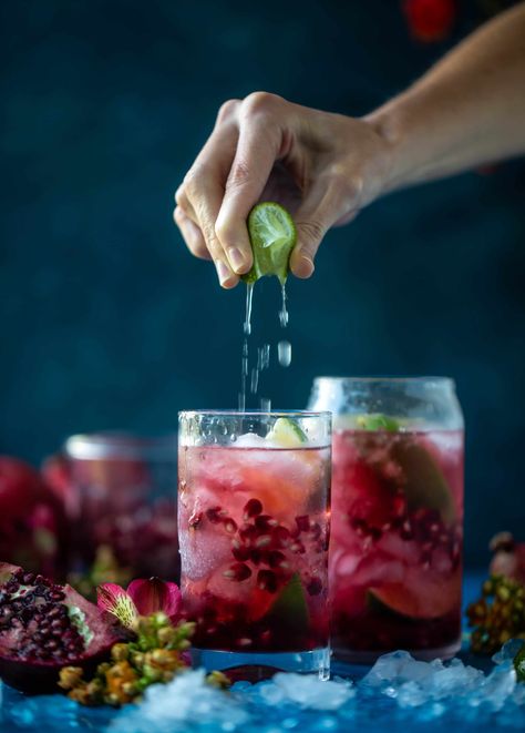 Pomegranate Gin, Alcohol Food, Mint Cocktails, Cocktail Food, Moody Food Photography, Tonic Recipe, Dark Food Photography, Easy Cocktail Recipes, Dark Food