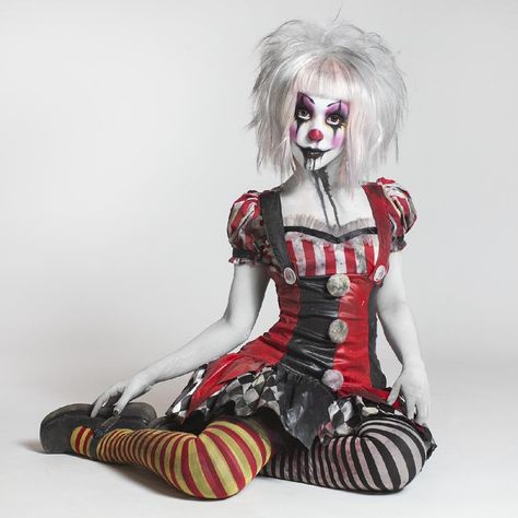 3,219 Likes, 60 Comments - Tesa Ellis (@tesazombie) on Instagram: “Photo by: @softfocusprod /@justanotherartmajor Clown is me ☺” Pierrot Costume, Scary Clown Costume, Clown Costume Women, Halloween Circus, Clown Clothes, Dark Circus, Female Clown, Clown Halloween, Halloween Clown