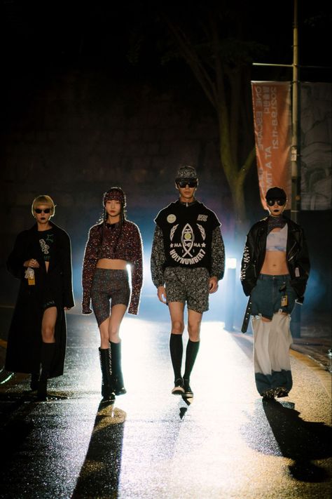 Debuted at this years Seoul Fashion Week, HOLY NUMBER 7 shot its collection at the Deoksugung Palace’s stone wall walkway. The contemporary brand used sustainable materials in its apparel to raise awareness on environmental pollution caused by textile waste. Click for more details from the collection. Photo: Seoul Fashion Week / HOLY NUMBER 7 #hypebeast #seoulfashionweek #holynumber7 Hypebeast Fashion, Hypebeast Style, Number 7, Korean Brands, Asian Film, Seoul Fashion, Seoul Fashion Week, Clothing Details, Winter Collection