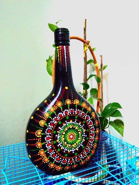 Mandala Art In Bottle, Dot Mandala Art On Bottle, Dot Art On Bottles, Dot Mandala On Bottle, Mandala Art Dot Painting, Bottle Dot Painting, Bottle Mandala Art, Mandala Bottle Art, Art Using Acrylic Paint