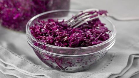 This probiotic-rich recipe is from Julie's third best-selling book, Hot Detox. Purple Sauerkraut Recipe, Healing Advice, Raw Sauerkraut, Sauerkraut Recipe, Healthy Gourmet, Background Food, Healthy Probiotics, Sauerkraut Recipes, Pickled Cabbage