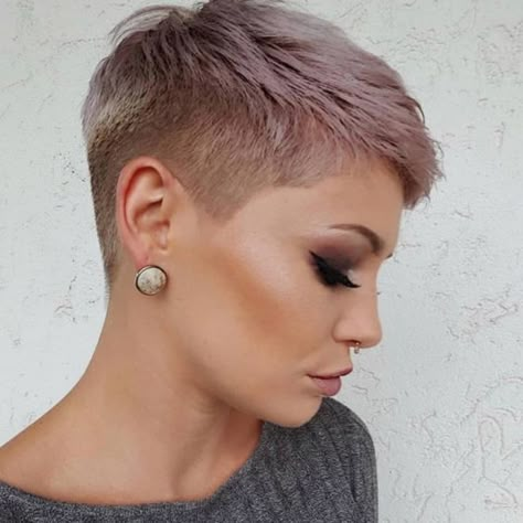 20 cortes de cabello para mujeres de 50 o más que quieren verse guapísimas Short Pink Hair, Cute Pixie Haircuts, Cortes De Cabello, Short Hair Undercut, Super Short Hair, Short Grey Hair, Very Short Hair, Short Pixie Haircuts, Short Pixie Cut