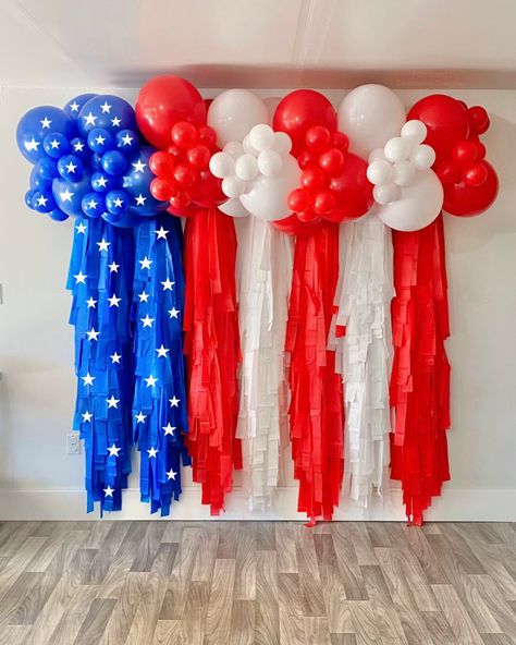 Instagram Red White And Blue Balloon Decorations, Red White And Blue Balloon Arch, Red White Blue Balloon Arch, Red White Blue Balloons Decoration, American Flag Balloon Wall, Safari Balloon, 4th Of July Parade, Party Hacks, Birthday Balloon Decorations