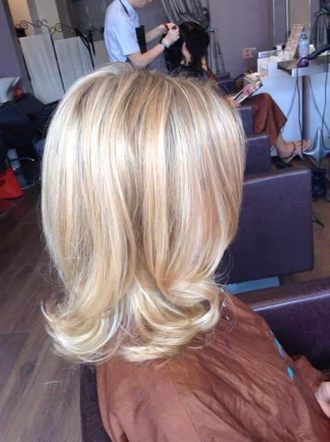 Classy Short Hairstyles, Blonde Medium Length Wigs, 50s Blonde Hairstyles, Blonde Bouncy Blowout, Bouncy Blonde Blowout, Blonde Bombshell Hair Vintage, Fall Blonde Hair, Medium Layered Hair, Blonde Hair Shades