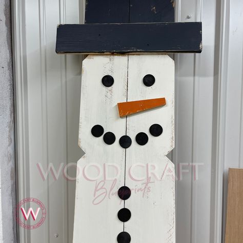 Build a DIY Wooden Snowman Porch Leaner - Wood Craft Blueprints Diy Snowman Wood, Fence Board Snowman, Scrap Wood Snowman Diy, Wooden Snowman Crafts Wood Patterns, Wooden Snowman Diy, Wood Snowman Diy, Diy Wooden Snowman, Snowman Board, Wooden Snowman Crafts