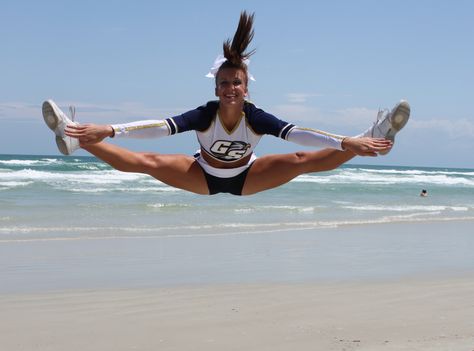 toe touch! Cheerleading Workout, Toe Touches, Cheerleading Dance, Georgia State, Sophomore Year, Dance Teams, Cheer Bows, Sports Photos, Fit Life