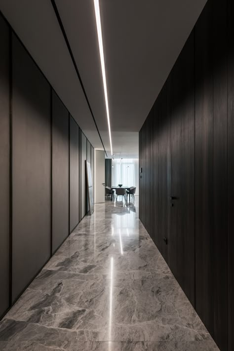 Luxury Corridor Design, House Corridor Design, Office Hallway Design, Yodezeen Architects, Monochrome Apartment, Luxury Hallway, Lobby Interior Design, Corridor Design, Dark Modern