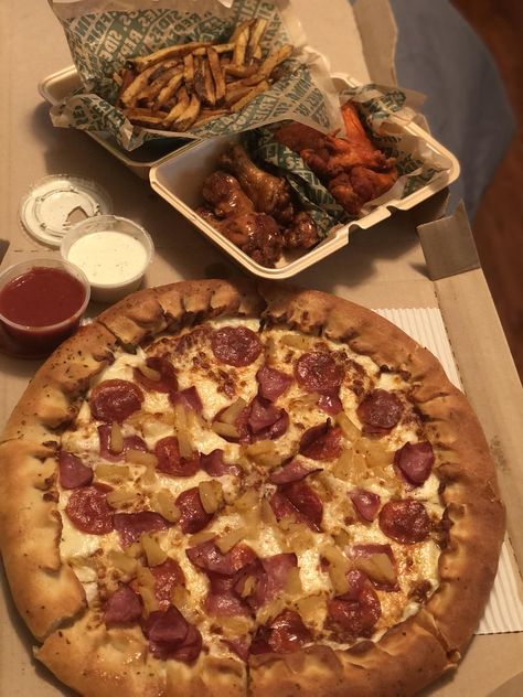 Pizza And Wings Aesthetic, Pizza And Wings Party Ideas, Pizza And Wings, Pizza And Ice Cream, Stuffed Crust Pizza, Wings Food, Beignet Recipe, Stuffed Crust, Cream Photos