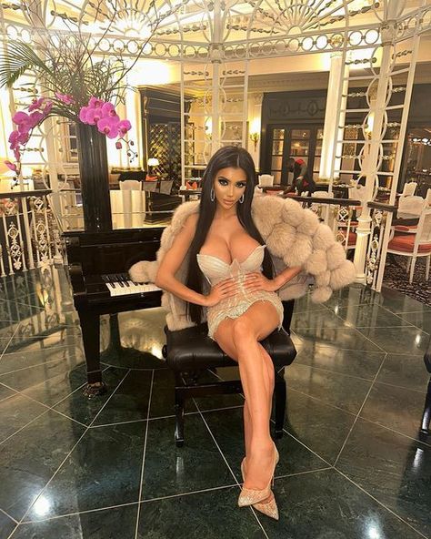 🌴CHLOE KHAN🌴 on Instagram: "Hope you had a romantic st Valentine’s Day 💌❤️‍🔥 PIC 1,2,3,or 4? 30 inch hair from @hairevolutionuk Wearing @catwalk_connection ad" 30 Inch Hair, Chloe Khan, St Valentine, Saint Valentine, A Romantic, 1 2 3, Chloe, Fur Coat, Hair