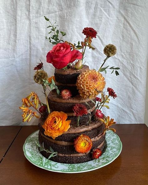 Flower Birthday Cake Aesthetic, Floral Desserts, Bohemian Wedding Cake, Madeleine Cake, Floral Cake Design, Ugly Cakes, Italian Wedding Cakes, Dark Chocolate Cake, Friends Cake