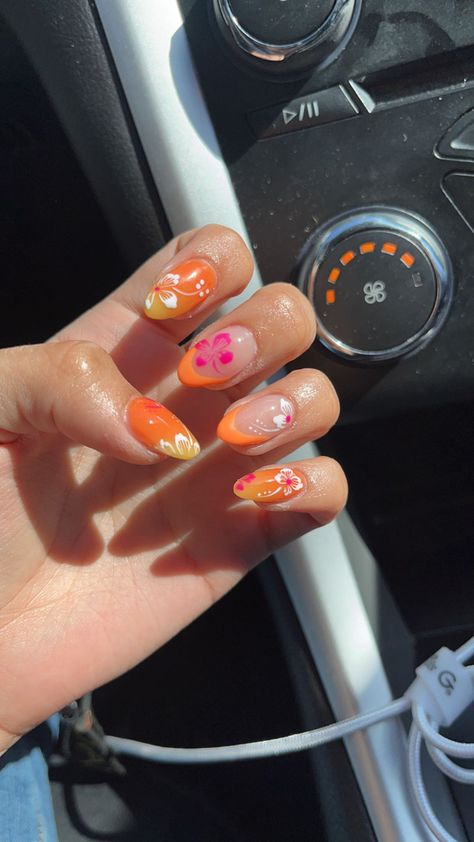 Beach Flower Nail Designs, Gold Hibiscus Nails, Coconut Girl Nails Short, Bahama Nails Beach, Pink Hawaii Nails, Acrylic Nail Designs Summer 2024, Hawaii Theme Nails, Island Girl Nails, Nail Inspo Tropical