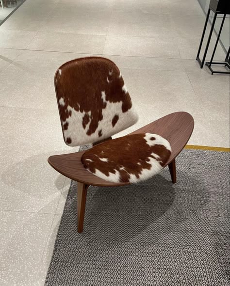 Cow Print Chair, Mid Century Room, Cowhide Chair, Ootd Streetwear, Nordic Furniture, Fashion Aesthetics, Creative Furniture, Streetwear Style, Mellow Yellow