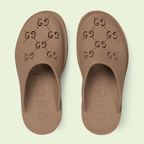 Gucci Perforated G Sandal Outfit, Gucci Rubber Clogs Outfit, Gucci Platform Mules Outfit, Gucci Sandals Woman Outfit, Gucci Clogs Outfit, Gucci Clogs, Mule Shoes Outfit, Career Aesthetic, Mules Outfit