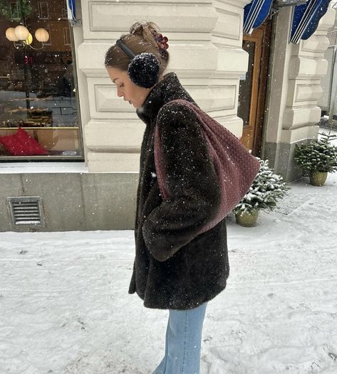 Nyc Travel Outfit, Earmuffs Outfit, Sofia Boman, Scandinavian Outfit, Winter Outfits Snow, New York Outfits, Winter Outfits Aesthetic, Winter Mood, Winter Outfits Cold